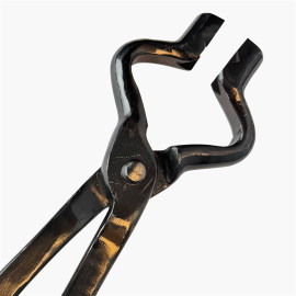 Tongs of blacksmith for knife blades